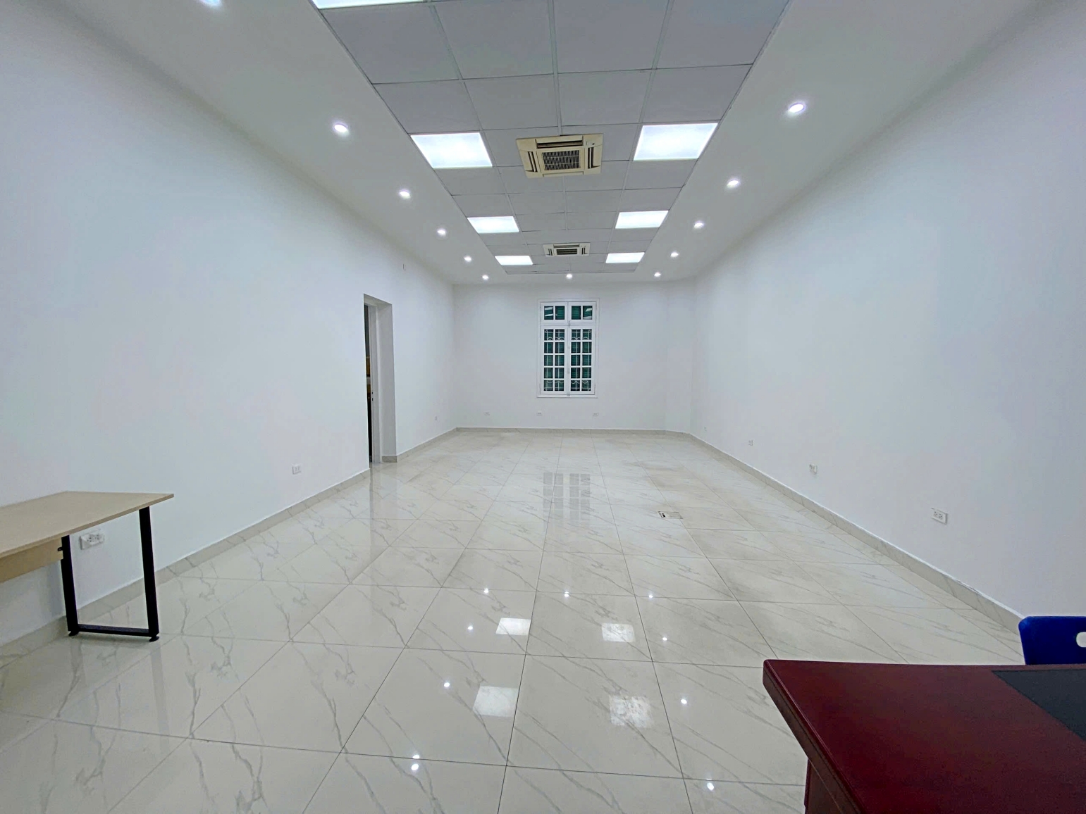 Anh-nhin-tu-cua-vao-1-1