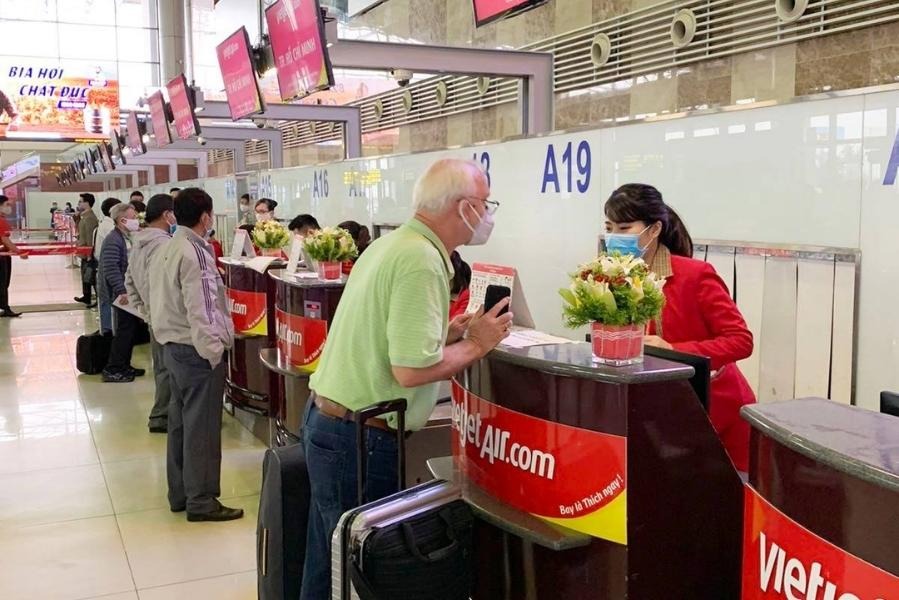 imgi_12_dich-vu-ho-tro-nguoi-cao-tuoi-di-may-bay-2