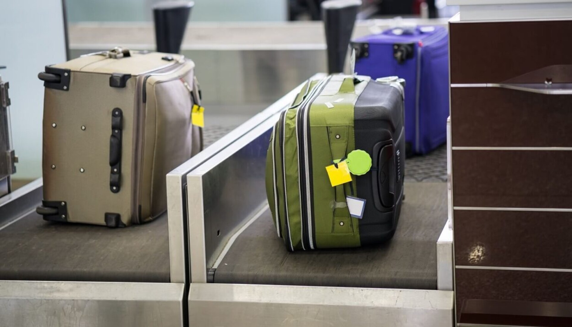 Một Thao Tác Nhỏ Nhưng Giúp Kéo Dài Tuổi Thọ Vali Khi Ký Gửi Hành Lý Tại Sân Bay
