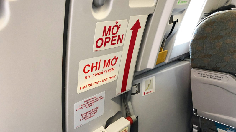 imgi_7_cua-thoat-hiem-tren-may-bay-va-nhung-dieu-can-biet-60f8f654b889a