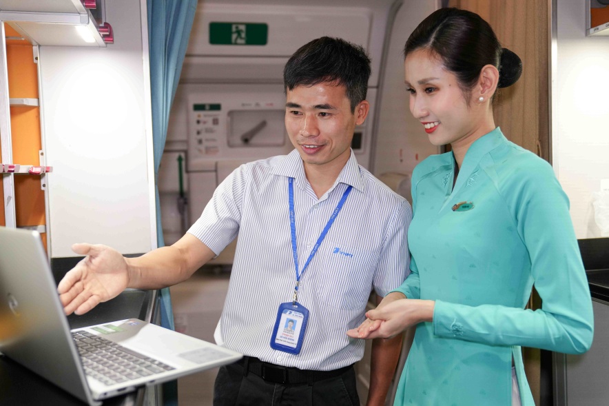 (resize_10)can-bo-vnpt-huong-dan-tiep-vien-trong-viec-kich-hoat-va-ket-noi-internet
